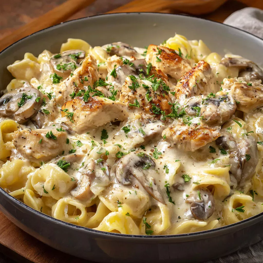 Délicieuses pâtes crémeuses au poulet et champignons