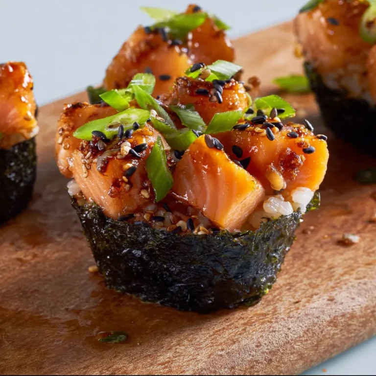 Délicieuses bouchées de sushis au saumon mariné